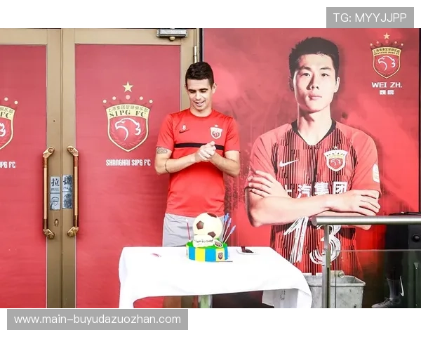 “颁奖典礼瞬间：海港队长奥斯卡高举冠军奖杯的泪水”